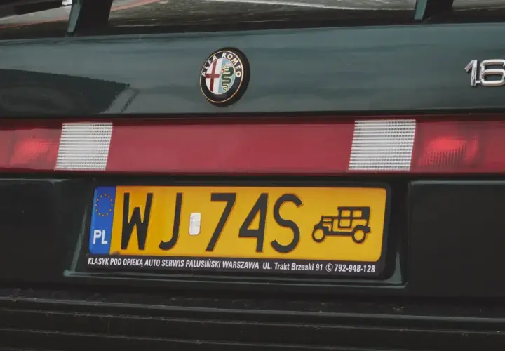 Alfa Romeo z rejestracją WJ-74S. Klasyk pod opieką auto serwisu.