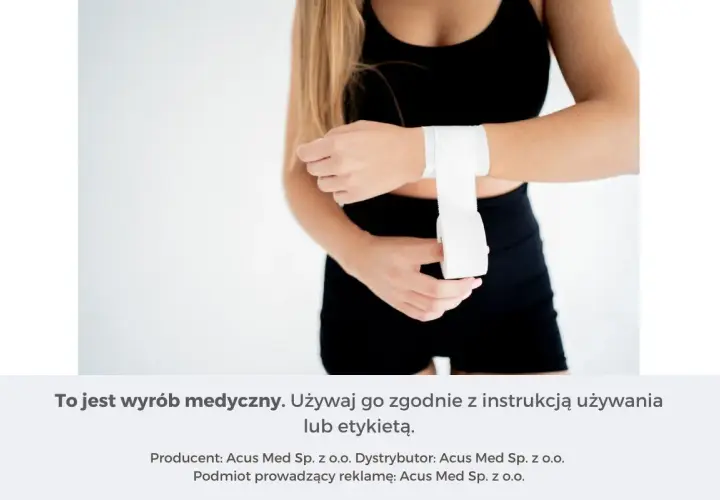 Kobieta zakłada biały bandaż na nadgarstek, przygotowując się do treningu. To plastry na kontuzje, które pomagają w regeneracji.