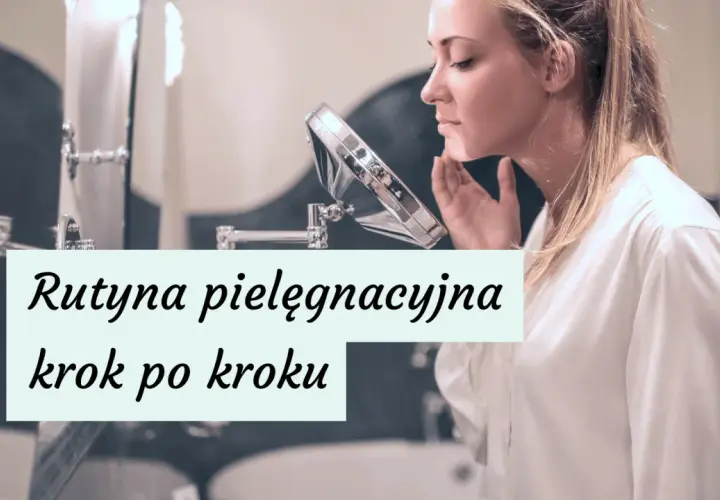 Kobieta sprawdza cerę w lustrze. Poznaj rutynę pielęgnacyjną krok po kroku dla skóry tłustej.