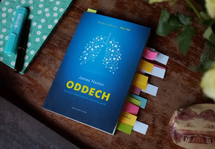 Książka "Oddech" Jamesa Nestora z kolorowymi zakładkami. Odkryj naukowe sekrety oddechu.