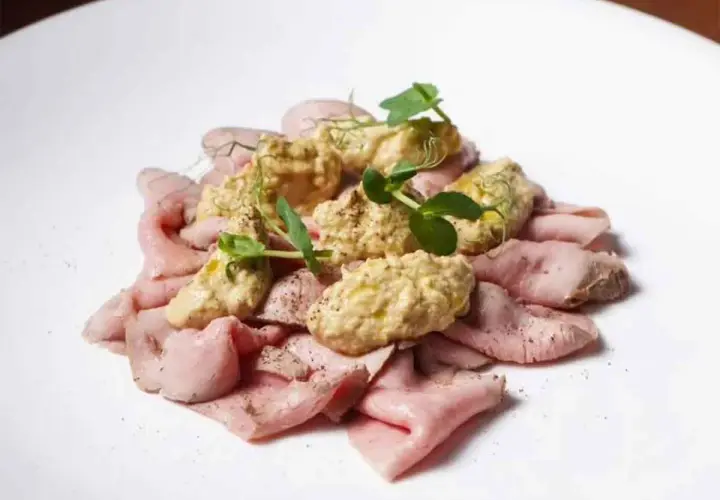Fettine rosa di arrosto con crema di verdure e germogli, un'idea per dove mangiare a Cremona.