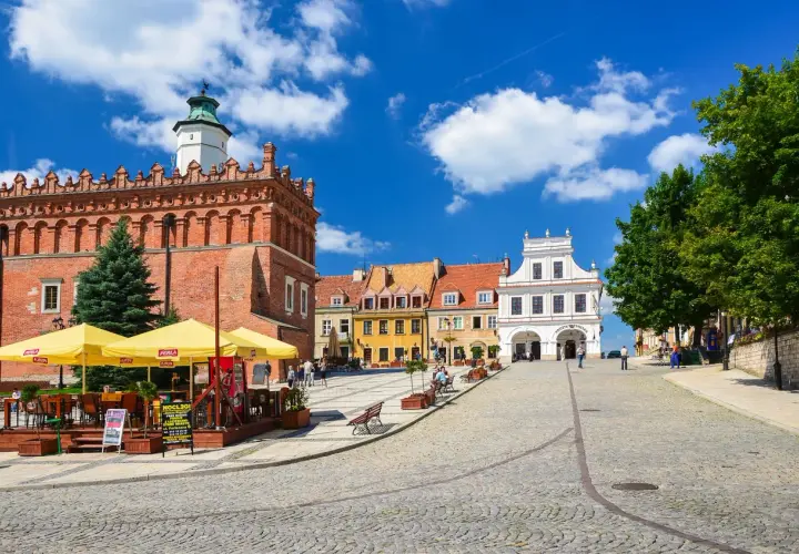 Rynek w Kazimierzu Dolnym, gdzie kręcono "Sami swoi", z zabytkową kamieniczką i ratuszem.