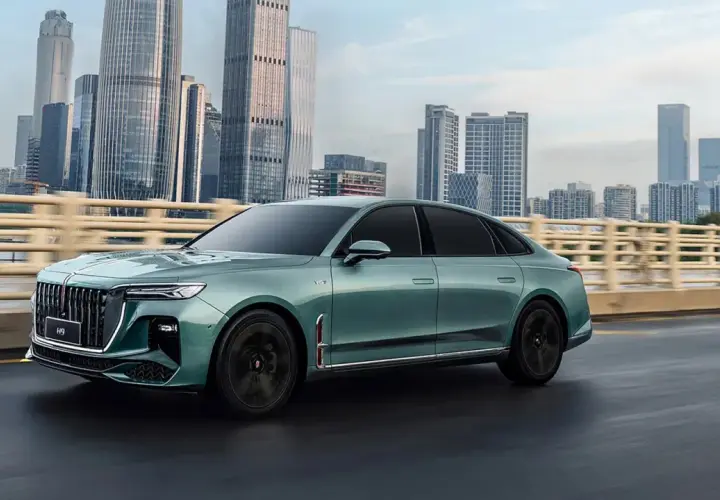 Elegancki, zielony Hongqi H9 jedzie po moście na tle drapaczy chmur. Sprawdź jego atrakcyjną hongqi h9 cenę!