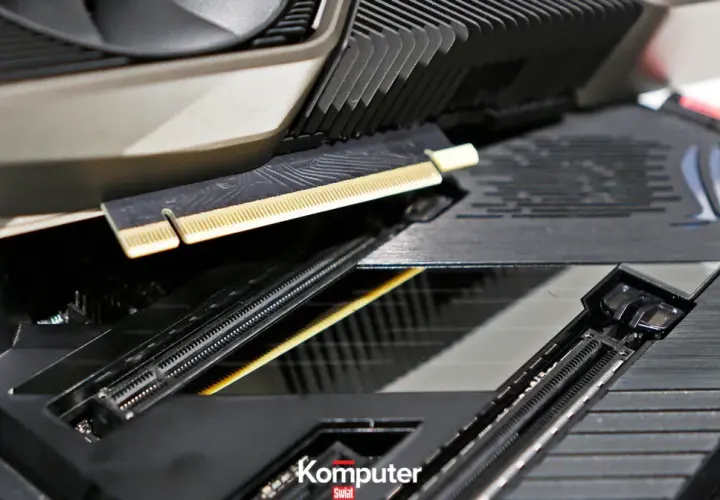 Zbliżenie na złącze PCIe na płycie głównej, porównanie PCIe 3.0 x16 vs PCIe 4.0 x16.