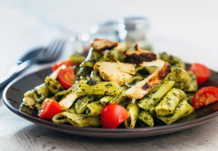 Penne z kurczakiem i pomidorkami koktajlowymi w sosie pesto. Pyszne danie, które zachwyci każdego smakosza.
