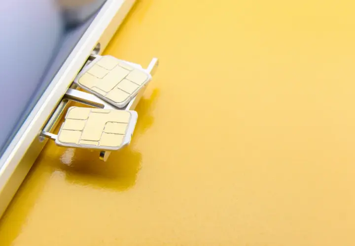 Dwie karty SIM w wysuniętej tacce telefonu. Dowiedz się, jak ustawić telefon na dwie karty SIM, by korzystać z dwóch numerów jednocześnie.