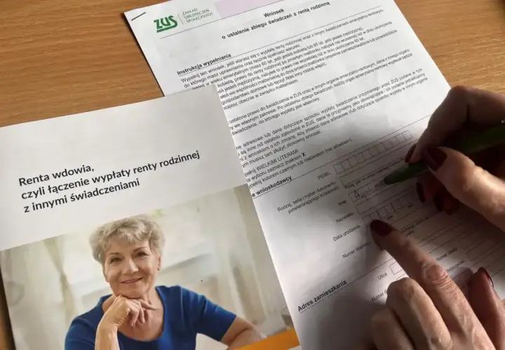 Renta wdowia, czyli łączenie wypłaty renty rodzinnej z innymi świadczeniami. Wniosek do ZUS.