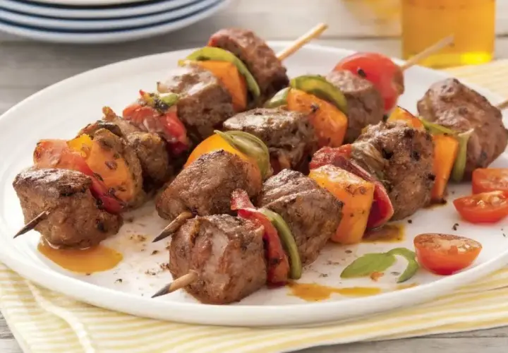 Brochettes de bœuf savoureuses, marinées et grillées avec des poivrons et des tomates. Un délice pour les amateurs de marinade brochette boeuf.