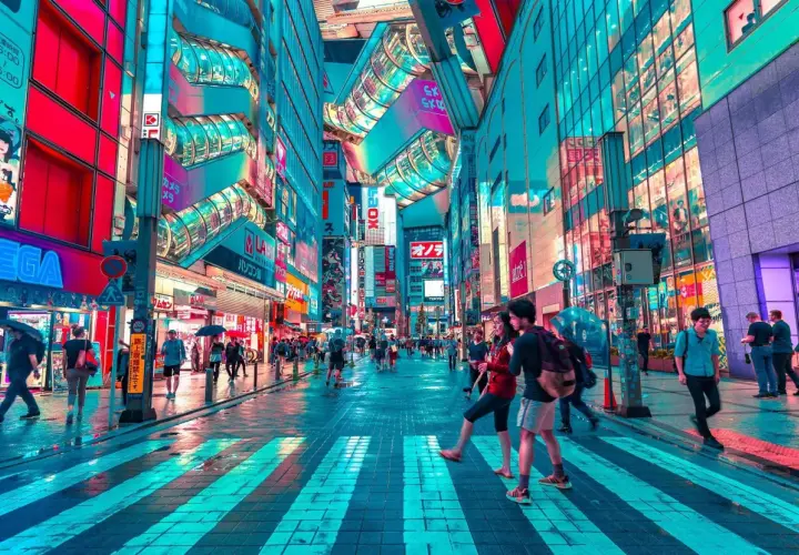 Neonowe centrum Tokio, Akihabara, tętni życiem. Ludzie przechodzą przez mokre pasy, otoczeni przez kolorowe reklamy i futurystyczną architekturę.