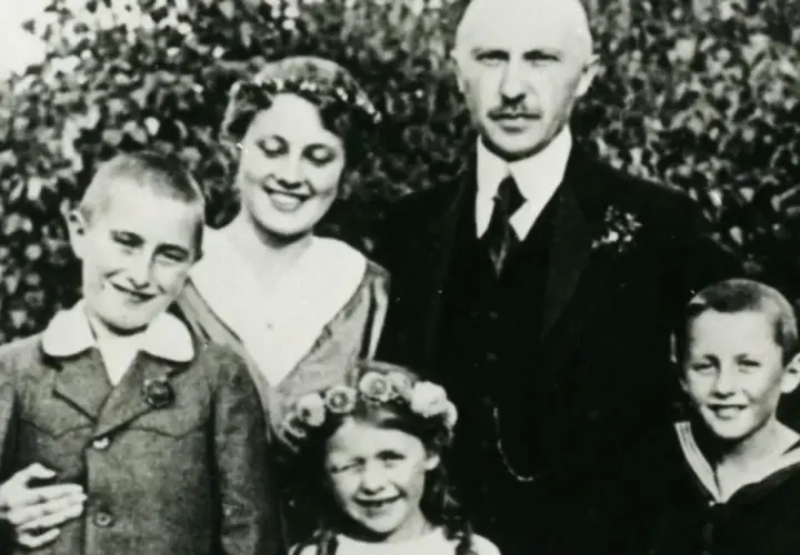 Familie Adenauer im Garten. Konrad Adenauer mit Gattin und drei Kindern, darunter der junge Georg Adenauer.