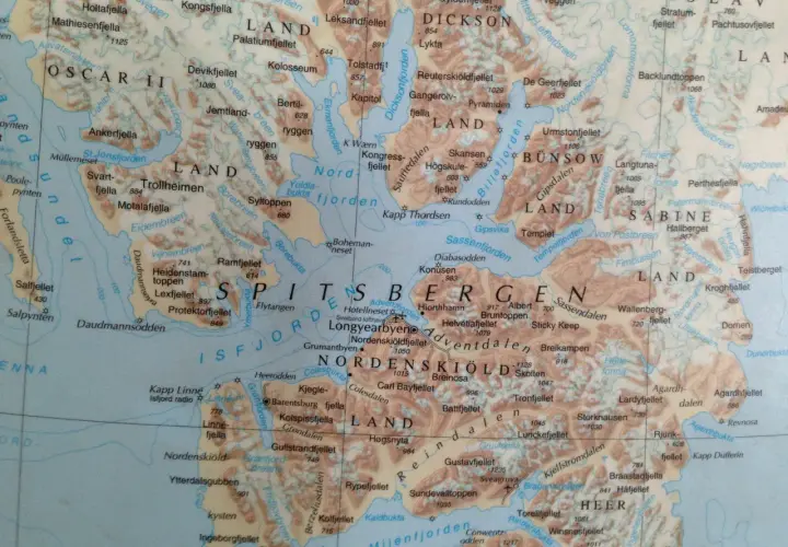 Mapa północnej części Spitsbergenu, z zaznaczonymi fiordami, górami i osadami. Widoczna cieśnina Barentsa.