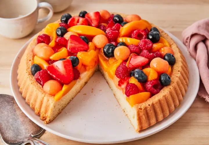 Bunter Obstboden mit Erdbeeren, Himbeeren, Blaubeeren und Aprikosen. Ein köstliches obstboden rezept für den Sommer.
