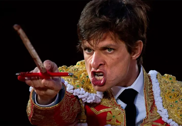 El torero Juli se prepara para la estocada final, con la mirada fija y la muleta en mano.