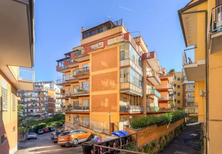 Edifici residenziali colorati nel quartiere Ottavia, con balconi e auto parcheggiate.