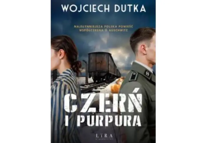 Okładka książki "Czern i Purpura" Wojciecha Dutki. Na pierwszym planie postacie w pasiakach i mundurze SS, w tle wagon kolejowy.