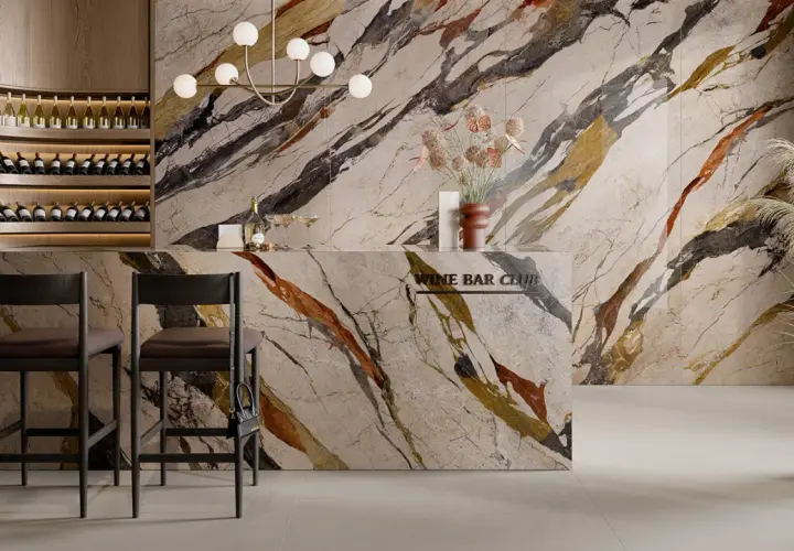 Elegante wine bar con scaffali in legno pieni di bottiglie, bancone in marmo con venature colorate e sedie in legno scuro. Il pavimento marmo e legno crea un ambiente raffinato.