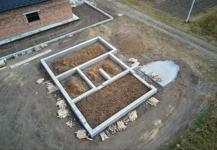 Jak wykończyć fundament domu: sprawdzone techniki i materiały