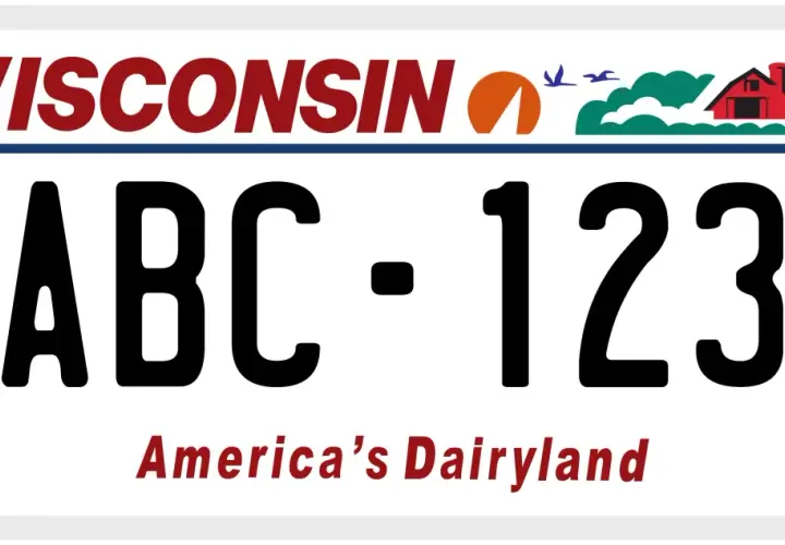 Tablica rejestracyjna Wisconsin z numerem ABC-123. W tle słońce, ptaki, chmury i czerwony dom. Wskaźnik w32.