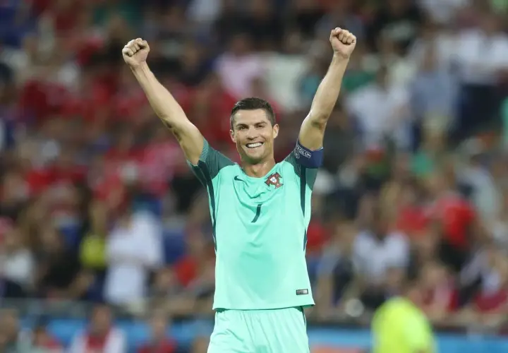 Ronaldo świętuje zwycięstwo Portugalii na Euro.