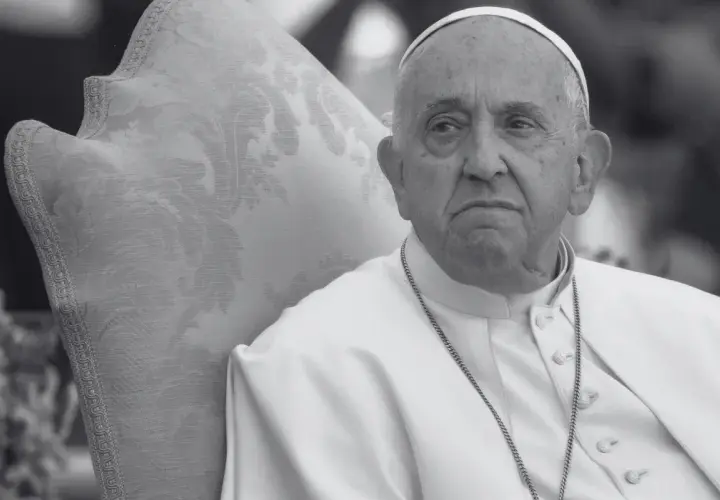 Papież Franciszek siedzi na ozdobnym krześle. Wiele osób zastanawia się, ile lat ma papież.