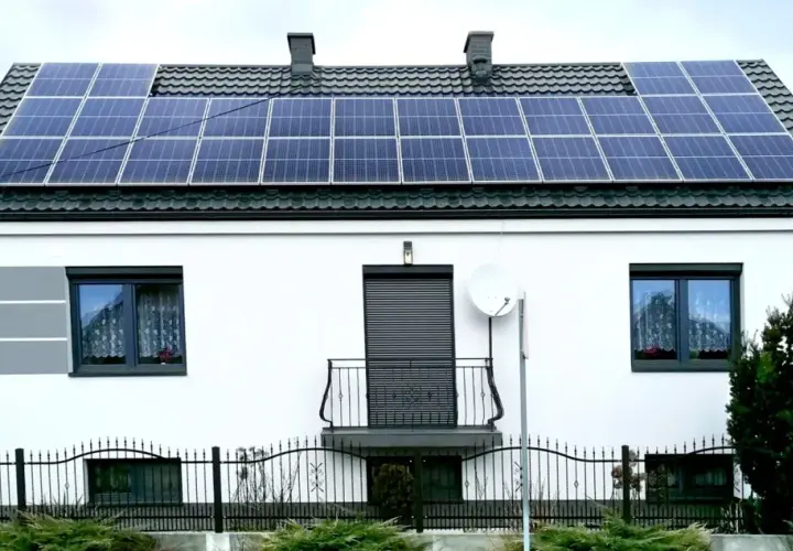 Fotowoltaika: Jak działa elektrownia słoneczna i oszczędza na prądzie?
