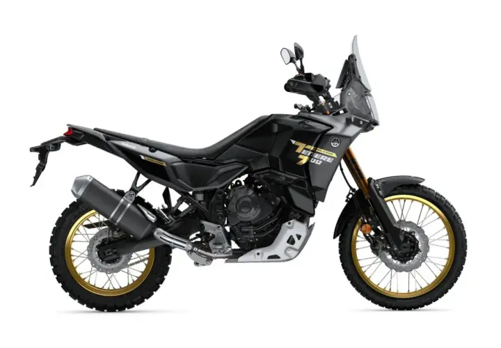 Czarny motocykl Yamaha Tenere 700 World Raid z detalami w kolorze złotym i szarym, gotowy na przygodę.