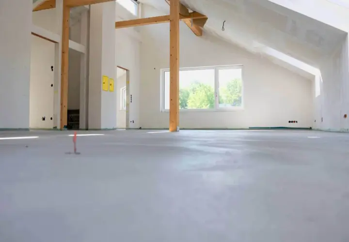 Nowe, świeżo wykonane wylewki betonowe czekają na wykończenie. Sprawdź, jaka wykonanie wylewki betonowej cena będzie najlepsza dla Twojego domu.