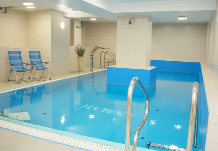 Basen w hotelu Hyrny w Zakopanem. Idealna oferta 50 plus dla seniorów szukających relaksu i aktywnego wypoczynku.