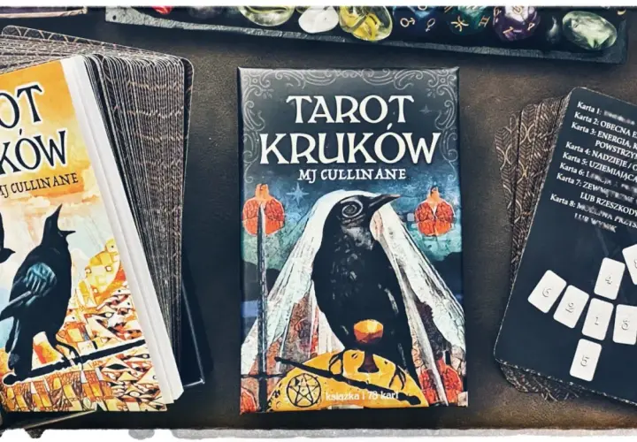 Karty tarota "Tarot Kruków" MJ Cullinane, z wizerunkami kruków i symboliką. Widoczne są okładki talii i rozłożone karty z numerami.
