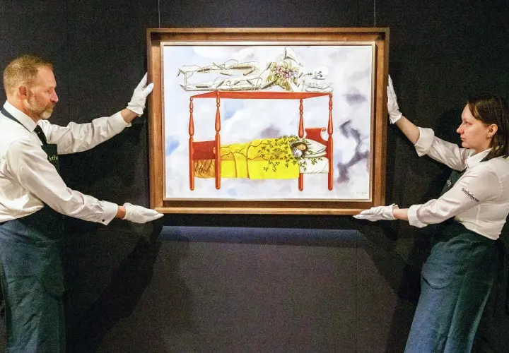 Frida Kahlo autoportret: śpiąca artystka na łóżku pod baldachimem, nad nią szkielet.