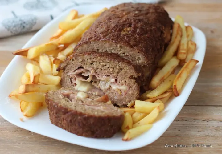 Polpettone ripieno di prosciutto e formaggio, cotto in friggitrice ad aria e servito con patatine fritte croccanti.