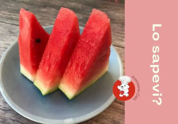 Fette di anguria succosa su un piatto blu. Sorprendentemente, le calorie dell'anguria sono basse, rendendola uno snack estivo perfetto.