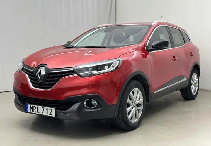 Röd Renault Kadjar, redo för ett Renault Kadjar test. Denna SUV har en modern design och är redo att möta vägarna.
