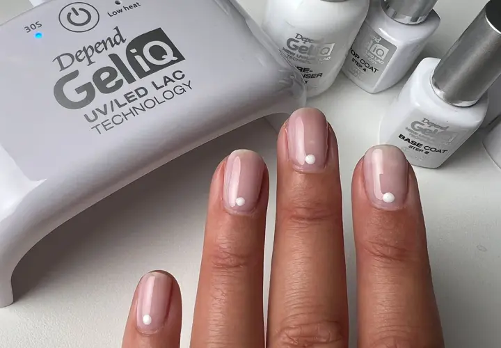 Depend GeliQ UV/LED lamp och naglar med minimalistisk orly nagellack-design.
