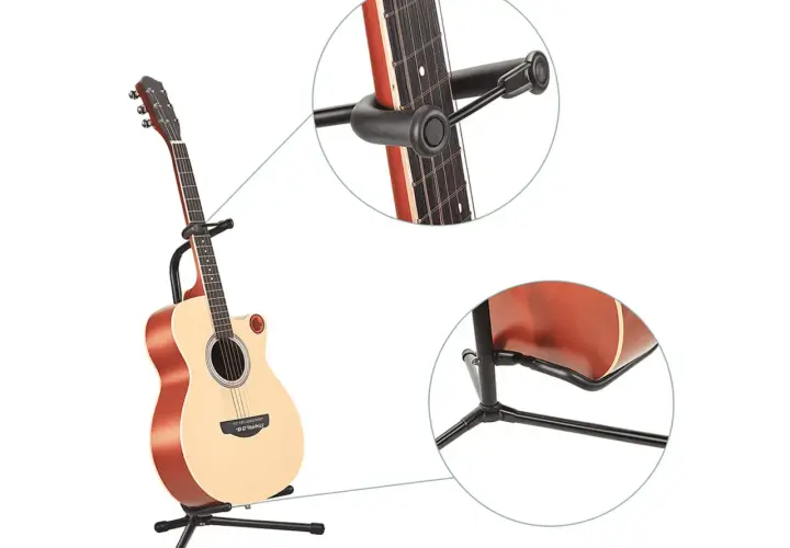 Akustyczna gitara oparta na stabilnym statywie na gitarę. Widoczne zbliżenia na mocowanie gryfu i podstawę.