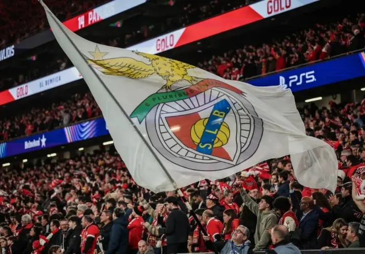 Flaga SL Benfica powiewa nad trybunami pełnymi kibiców. Fani z niecierpliwością czekają na kolejne benfica transfery, które wzmocnią drużynę.