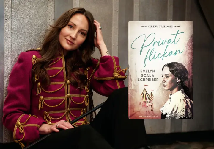 Evelyn Schreiber, författaren till "Privat flickan", i en dramatisk cirkusinspirerad jacka. Boken har en bild av en häst och cirkustält.