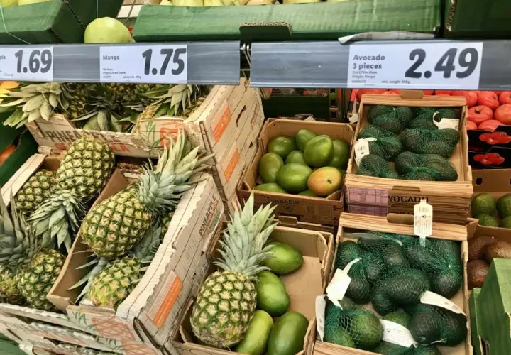 Ananasy, mango i awokado na sprzedaż. Ceny w restauracjach na Malcie mogą się różnić, ale tutaj widzimy ceny w sklepie.