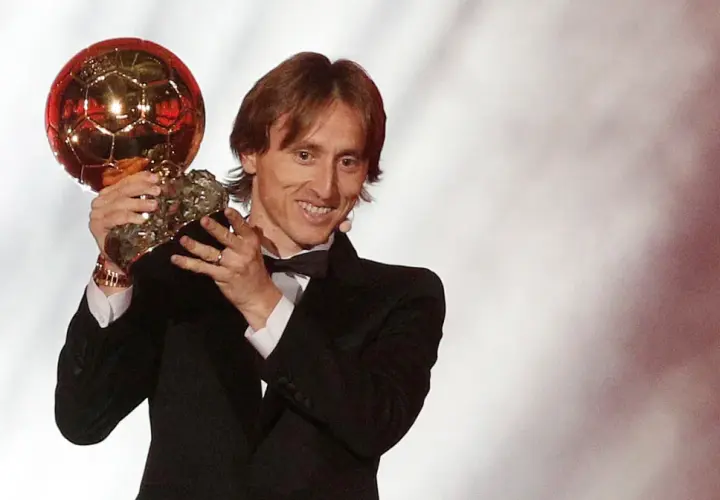 Luka Modrić z dumą prezentuje swoją Złotą Piłkę, symbol triumfu i niezapomnianego roku w karierze.