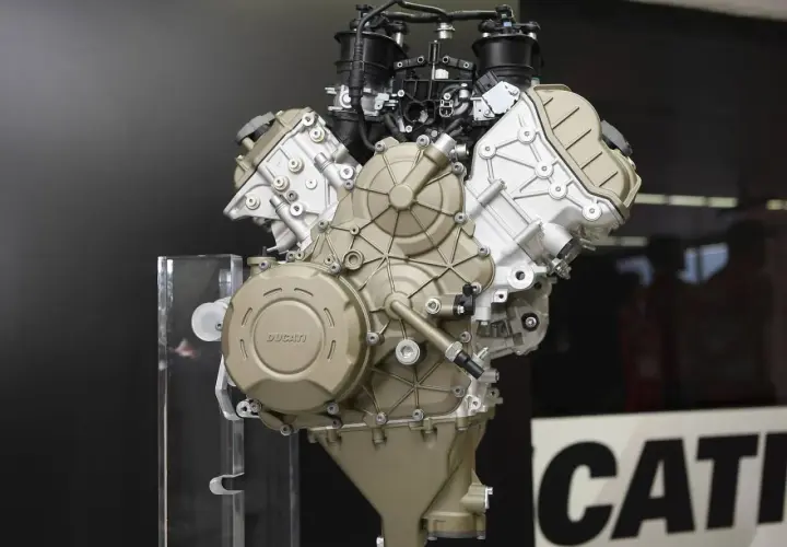 Motor V4 Ducati, una obra de ingeniería expuesta sobre un soporte transparente.
