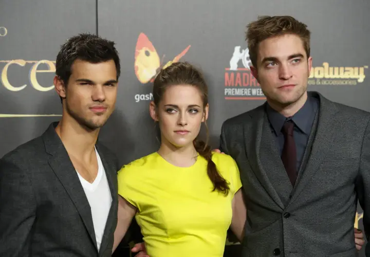 Aktorzy z filmu "Zmierzch" pozują do zdjęć. Taylor Lautner, Kristen Stewart i Robert Pattinson.