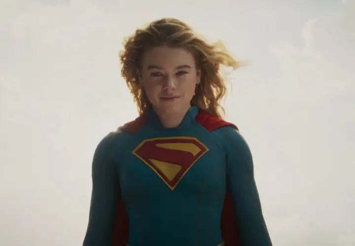 Supergirl, dans son costume emblématique, apparaît dans le dernier film DC, prête à affronter le ciel.