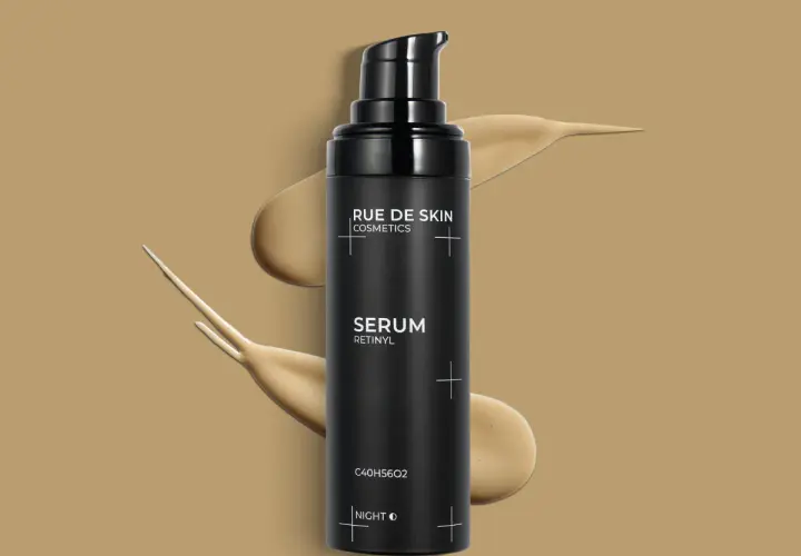 Czarny flakon serum z retinyl palmitate, otoczony smugami kosmetyku.