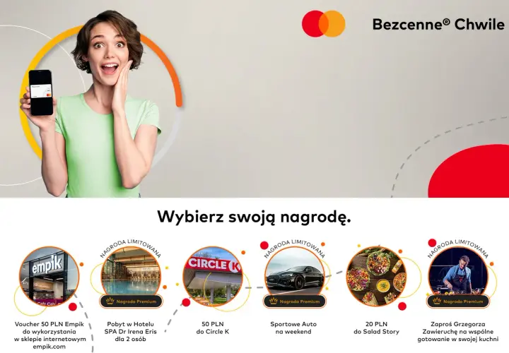 Kobieta cieszy się z nagród, które można zdobyć w ramach akcji Mastercard Bezcenne Chwile: voucher do Empiku, pobyt w SPA, paliwo na weekend, posiłek w Salad Story lub warsztaty kulinarne.