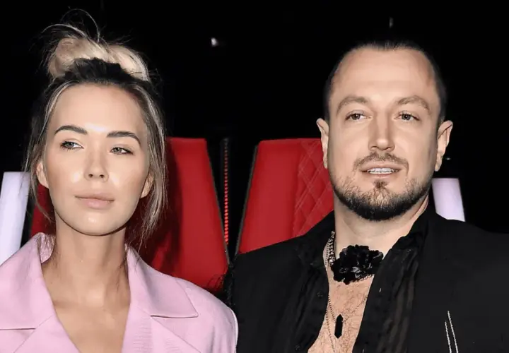 Sandra Kubicka i Baron, para znana z mediów, siedzą obok siebie na czerwonych fotelach.