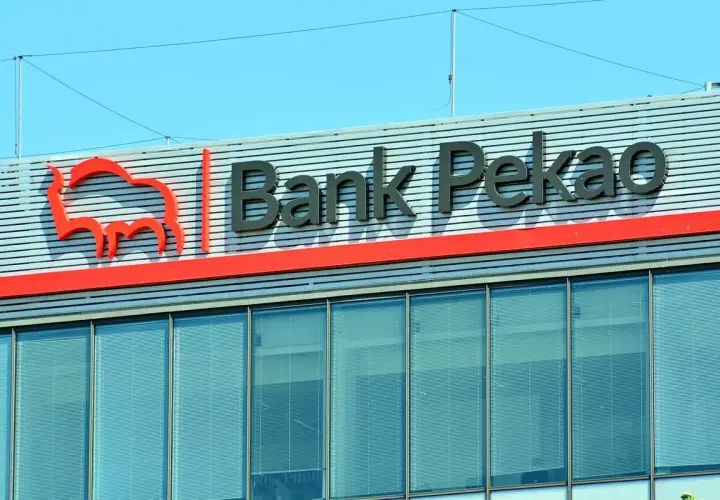 Logo Bank Pekao na budynku. Zastanawiasz się nad pekao zamknięcie konta?