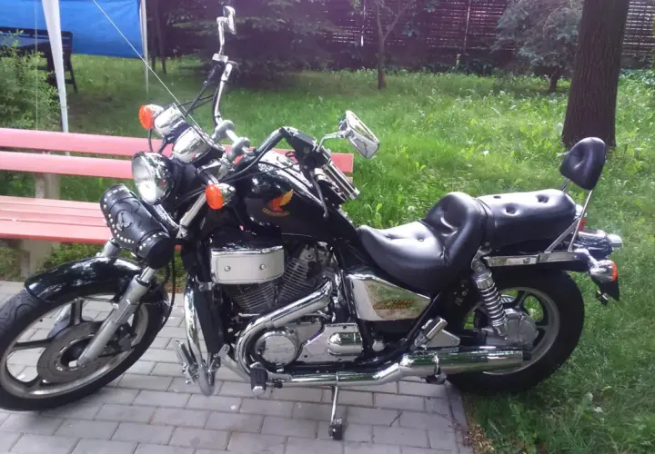 Czarny motocykl Honda Shadow 750 Custom, z chromowanymi elementami, gotowy do jazdy. Dane techniczne tego modelu są imponujące.