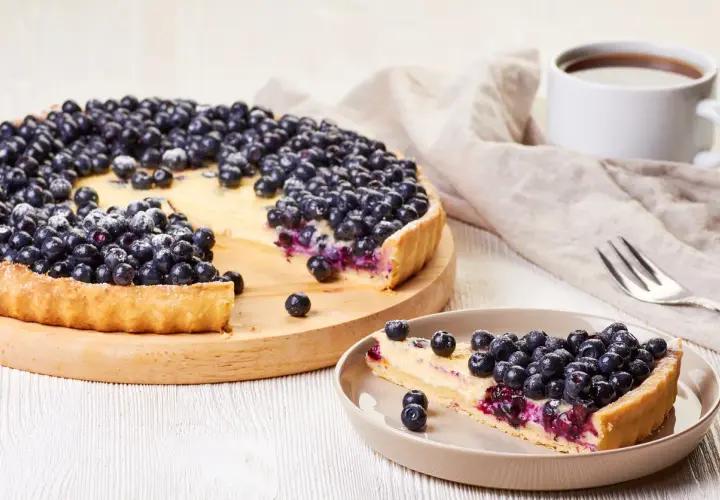 Tarta z owocami i budyniem Ani. Pyszna, domowa tarta z jagodami i kremowym budyniem, posypana cukrem pudrem. Idealna na deser.