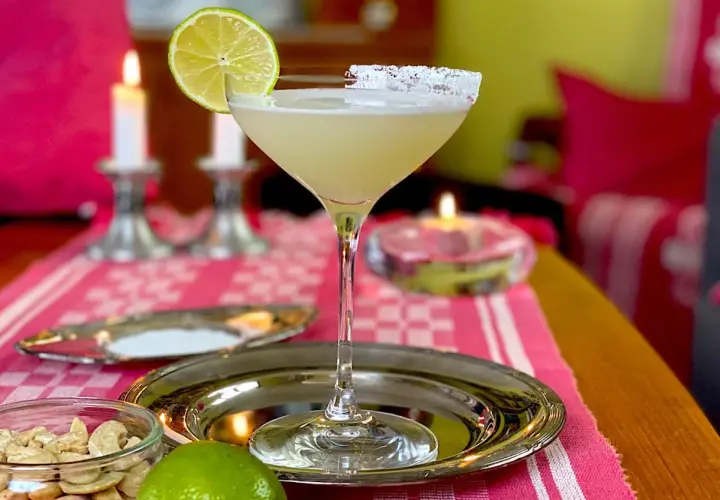 En perfekt margarita med saltkant, lime och cashewnötter. Ett härligt margarita recept för en mysig kväll.