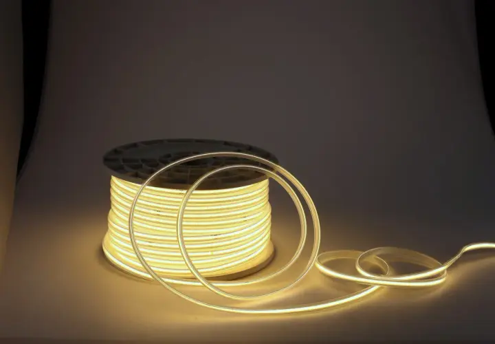 Zwijany przewód do oświetlenia LED 230V, gotowy do montażu.